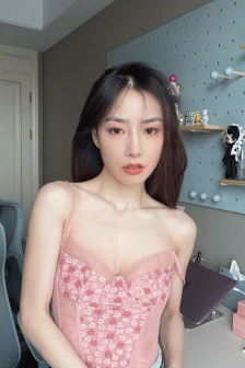 我故意没有穿内裤坐公车让老头摸